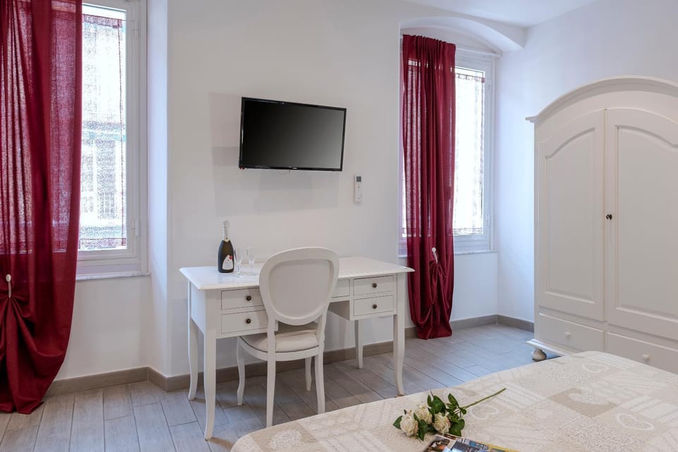 Bed, TV and multimedia, Bedroom, hair dresser, wardrobe