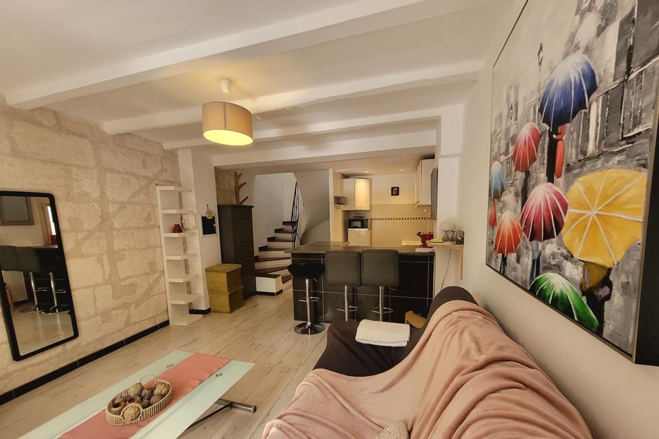 TV and multimedia, Kitchen or kitchenette, Living room, Seating area, Dining area, oven, kitchen, air conditioner