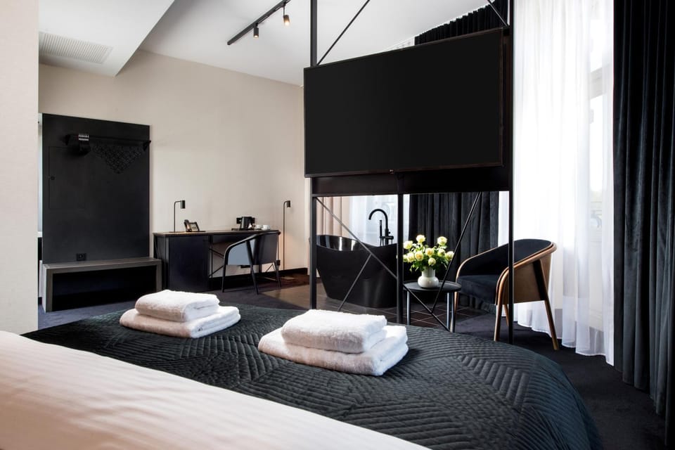 Photo of the whole room, Bedroom, towels