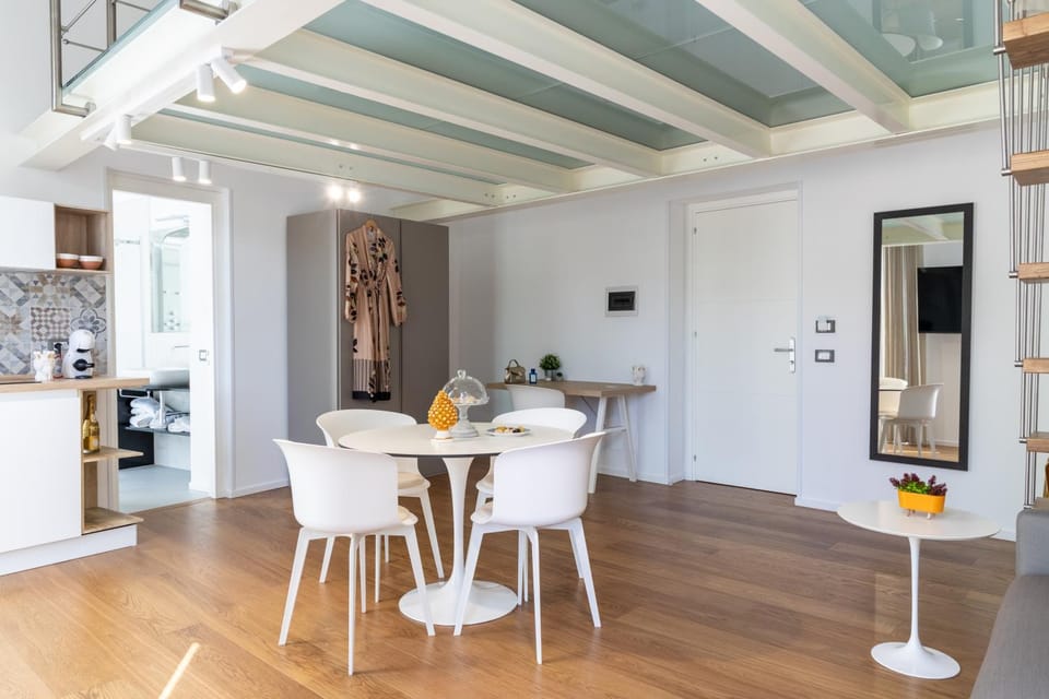 Kitchen or kitchenette, Dining area, oven, stove
