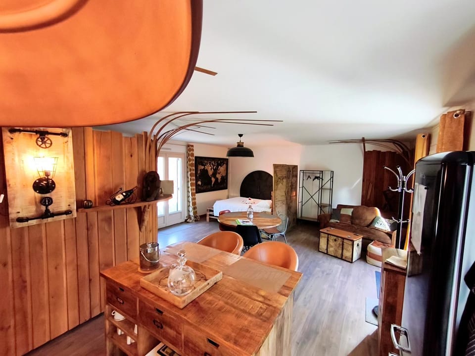 Bed, Living room, Photo of the whole room, Seating area, Dining area, Bedroom