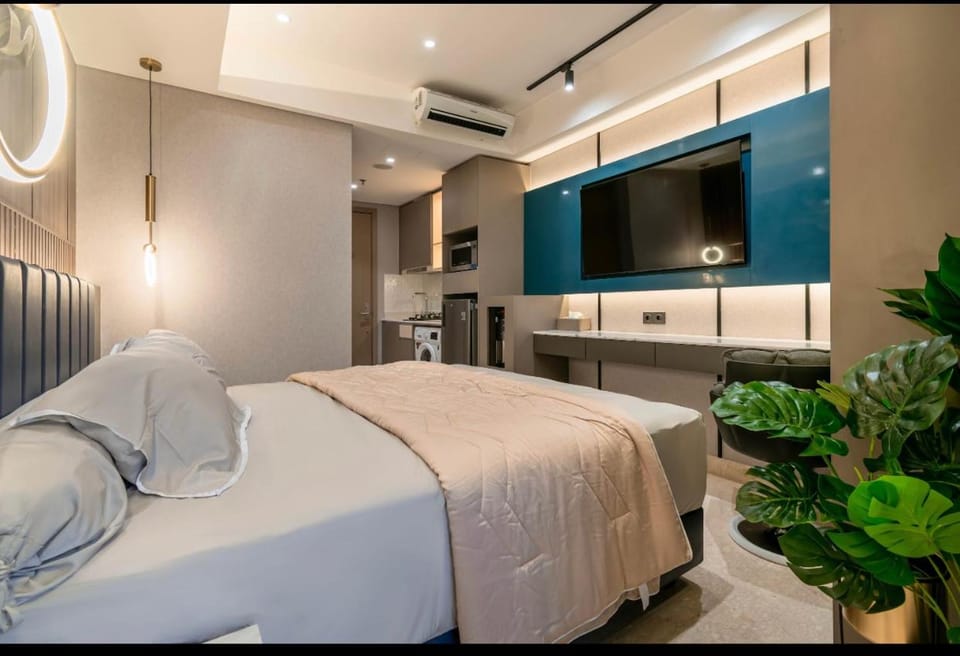 Bed, TV and multimedia, Bedroom