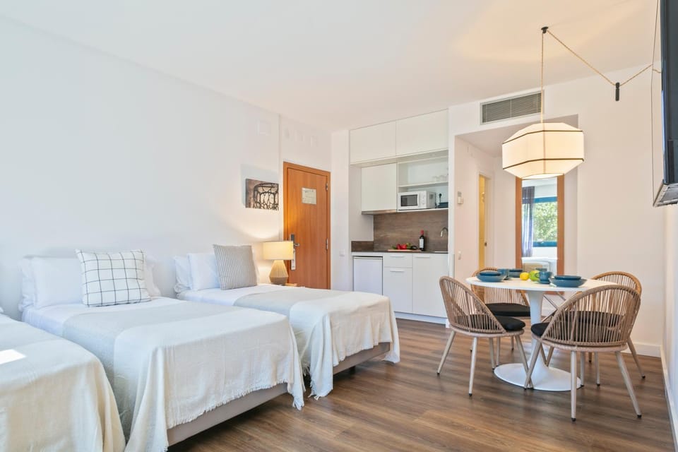 Bedroom, kitchen