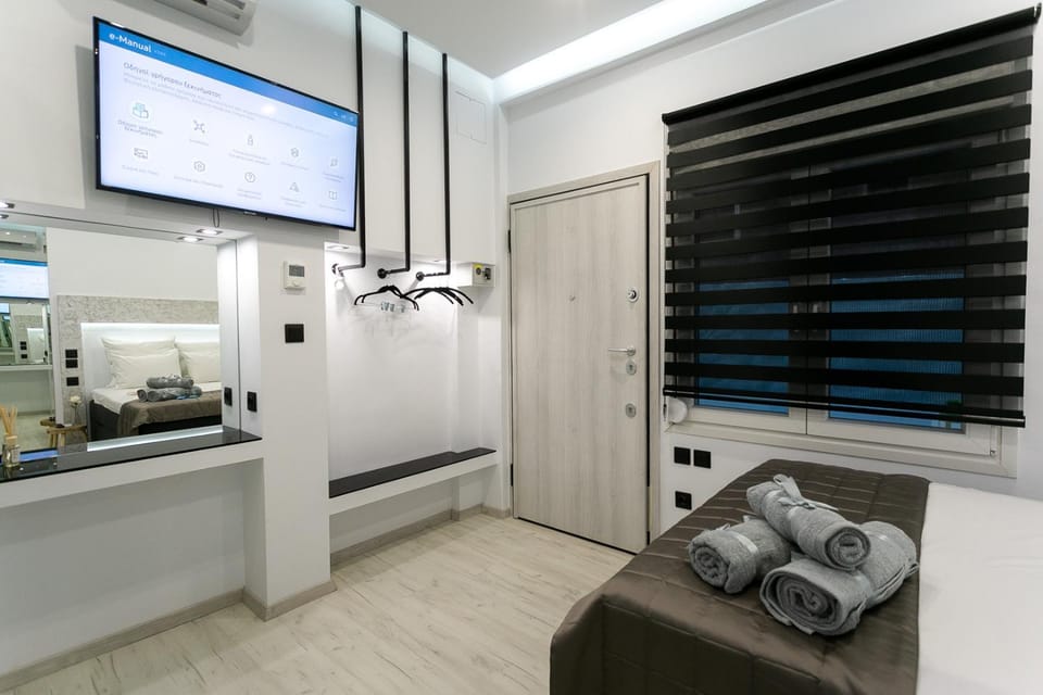 Bed, TV and multimedia, Photo of the whole room, Bedroom
