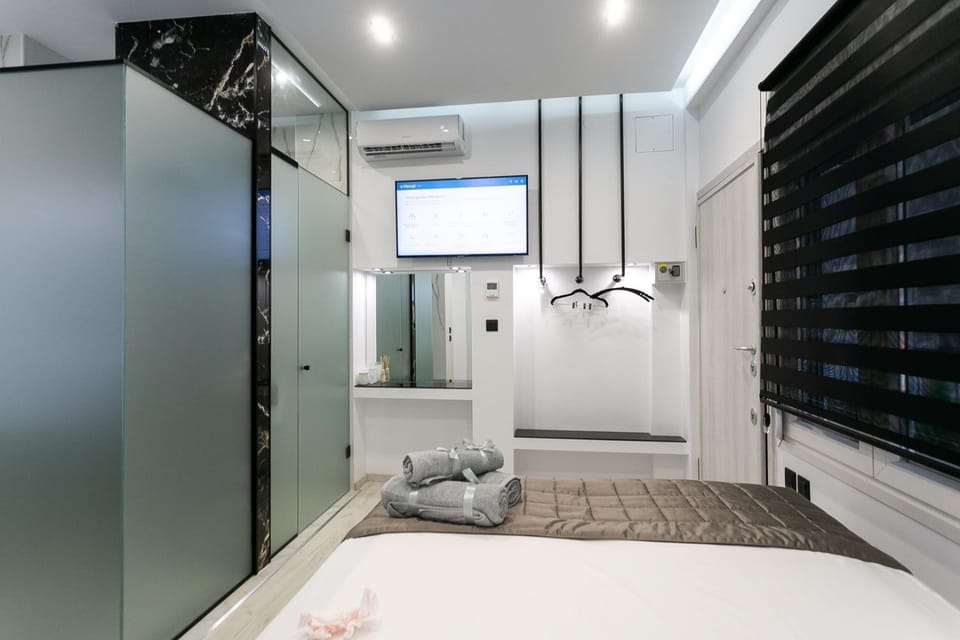 Shower, Toilet, Bathroom, towels, air conditioner