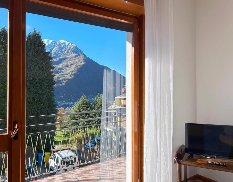 Communal lounge/ TV room, Natural landscape, TV and multimedia, View (from property/room), Balcony/Terrace, Mountain view