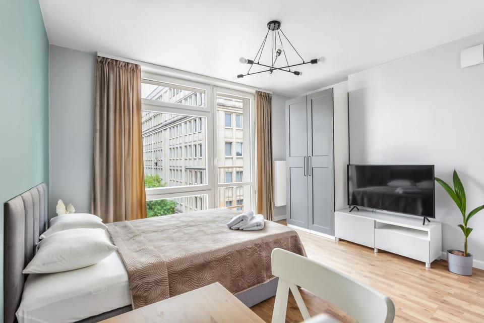 Bed, TV and multimedia, Living room, Photo of the whole room, Seating area, Evening entertainment, Bedroom