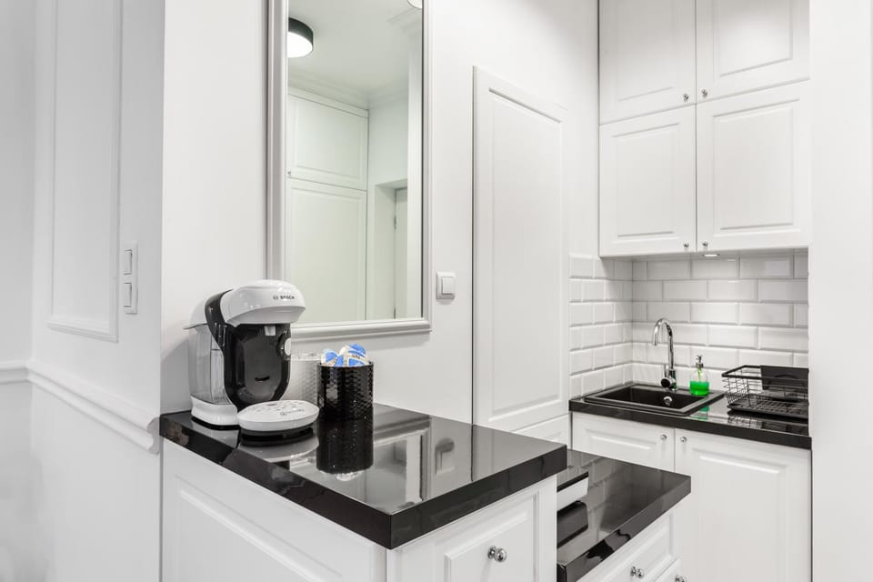 Coffee/tea facilities, Kitchen or kitchenette, stove