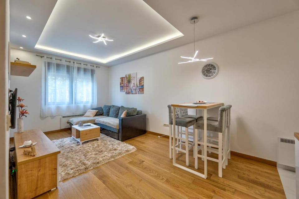 Living room, Seating area, Dining area, cot