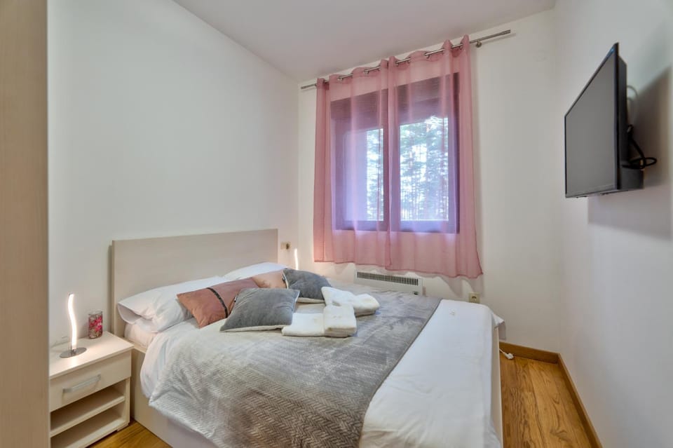 Bed, TV and multimedia, Photo of the whole room, Bedroom, towels