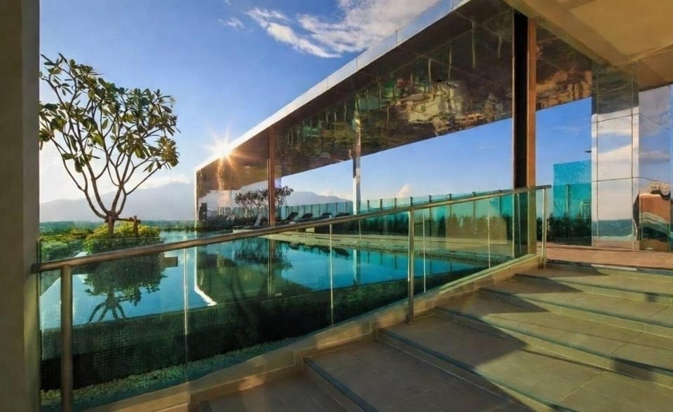 Deluxe 2-Bedroom Suite with Pool & Gym Apartment in Chiang Mai