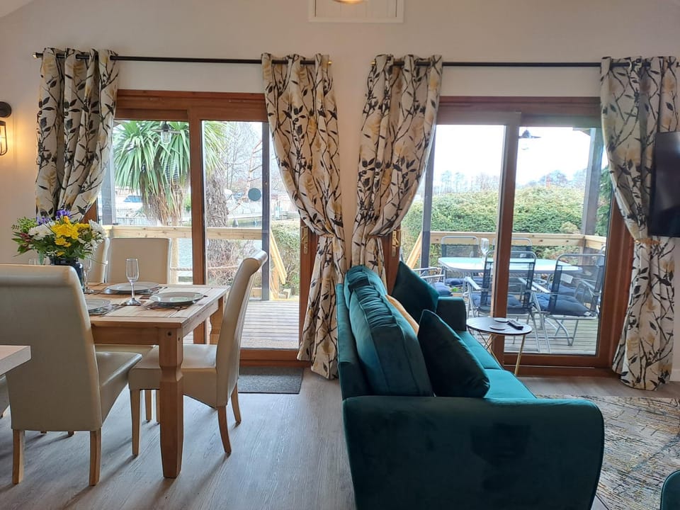 View (from property/room), Balcony/Terrace, Living room, Seating area, Dining area