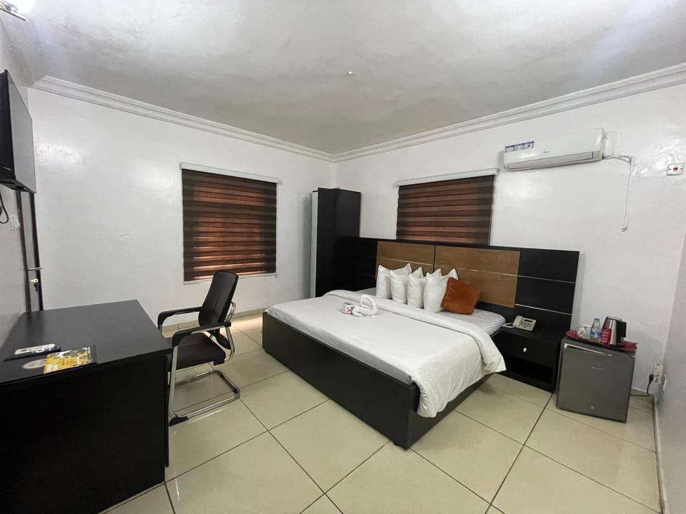 Restaurant/places to eat, Bathroom, TV and multimedia, Photo of the whole room, Bedroom, Food, Meals, Breakfast, Breakfast, Lunch, Dinner, Drinks, Parking, internet, internet, room service, wardrobe, air conditioner
