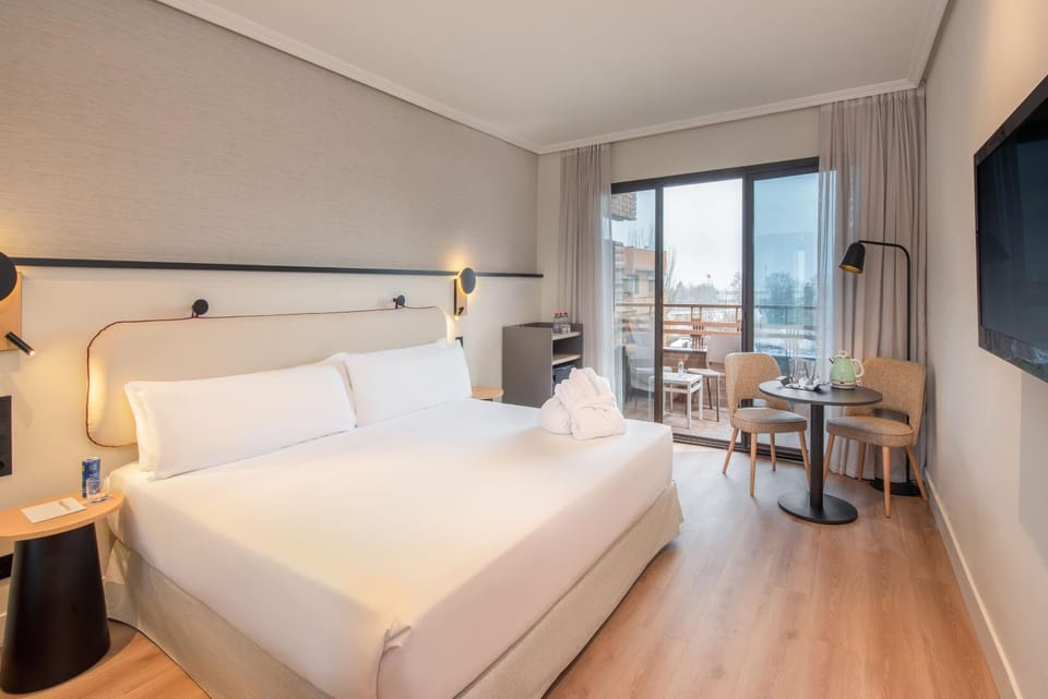 Bed, TV and multimedia, Coffee/tea facilities, View (from property/room), Balcony/Terrace, Bedroom
