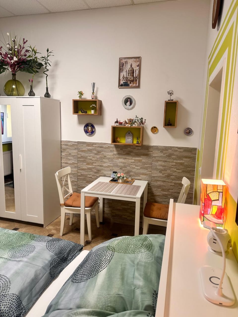 Bed, Living room, Photo of the whole room, Seating area, Dining area, Bedroom, hair dresser