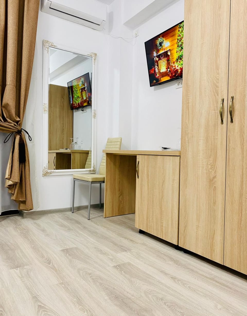 hair dresser, wardrobe