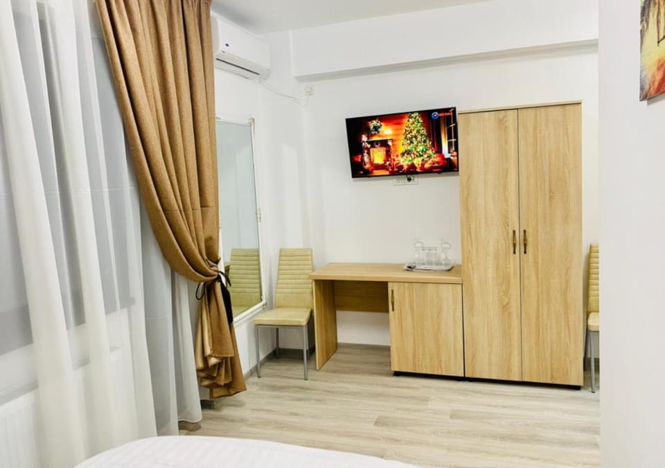 Bed, TV and multimedia, Photo of the whole room, Bedroom, hair dresser, wardrobe