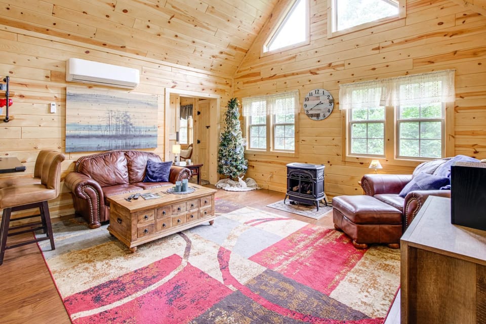 Idyllic Cabin in the Heart of Hocking Hills Cabin in Laurel Township