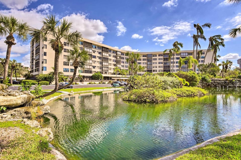 Breezy Siesta Key Condo w/ Bay Views & Pool! House in Siesta Beach