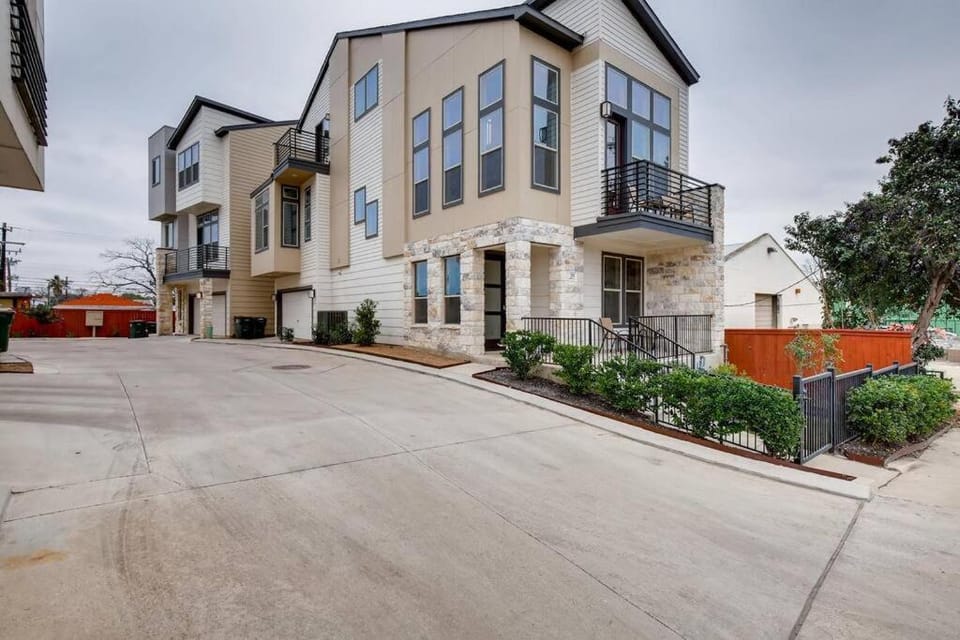Property building, Facade/entrance, Parking