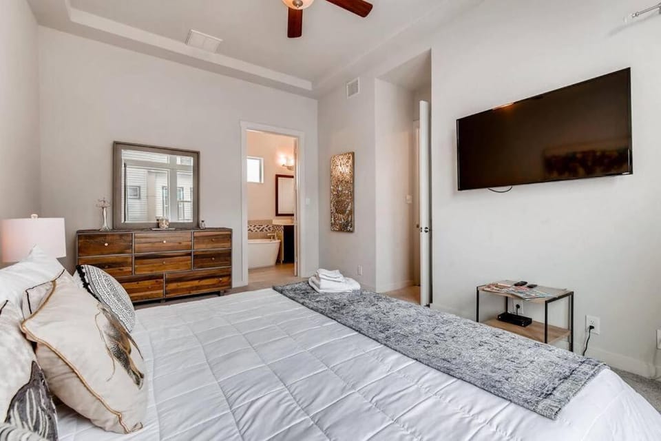 Bathroom, TV and multimedia, Bedroom
