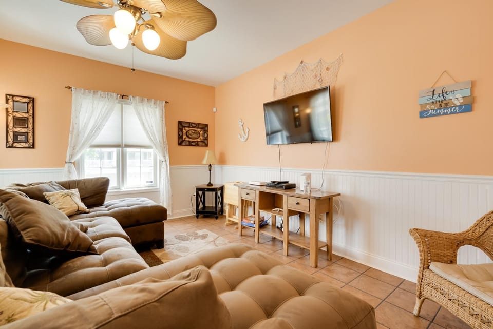 Breezy Wildwood Condo ~ 2 Blocks to Beach! House in Wildwood