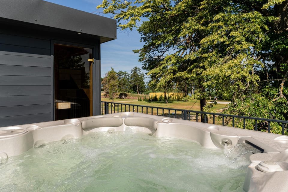 Hot Tub, Hot Tub