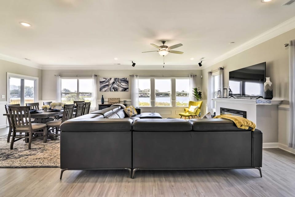 Waterfront Paradise w/ Deck ~ 1/2 Mi to Beach House in Norfolk