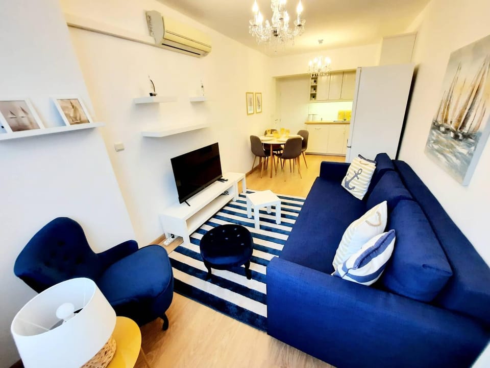 TV and multimedia, Kitchen or kitchenette, Living room, Dining area, air conditioner