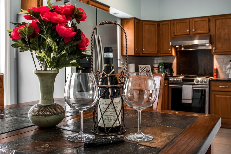 Kitchen or kitchenette, Dining area, Alcoholic drinks