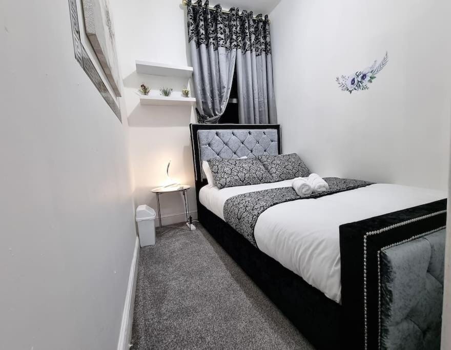 *6B7R* Setup for your most relaxed & amazing stay + Free Parking + Free Fast WiFi* House in Leeds