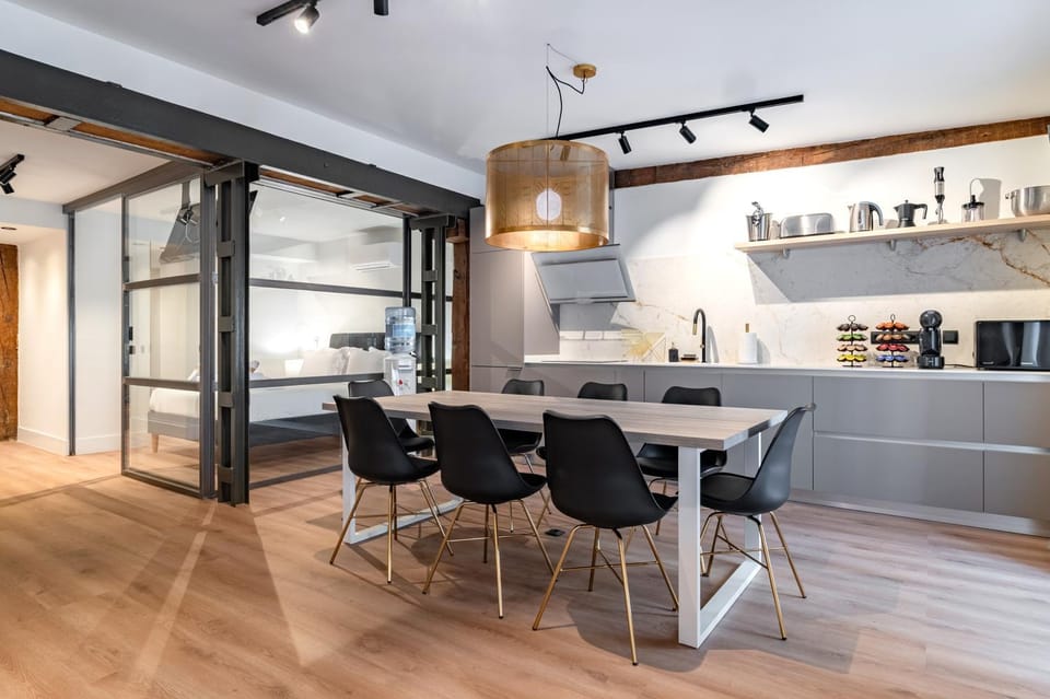 Coffee/tea facilities, Kitchen or kitchenette, Dining area, minibar