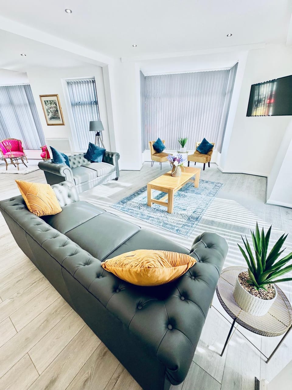 Living room, Seating area, Evening entertainment