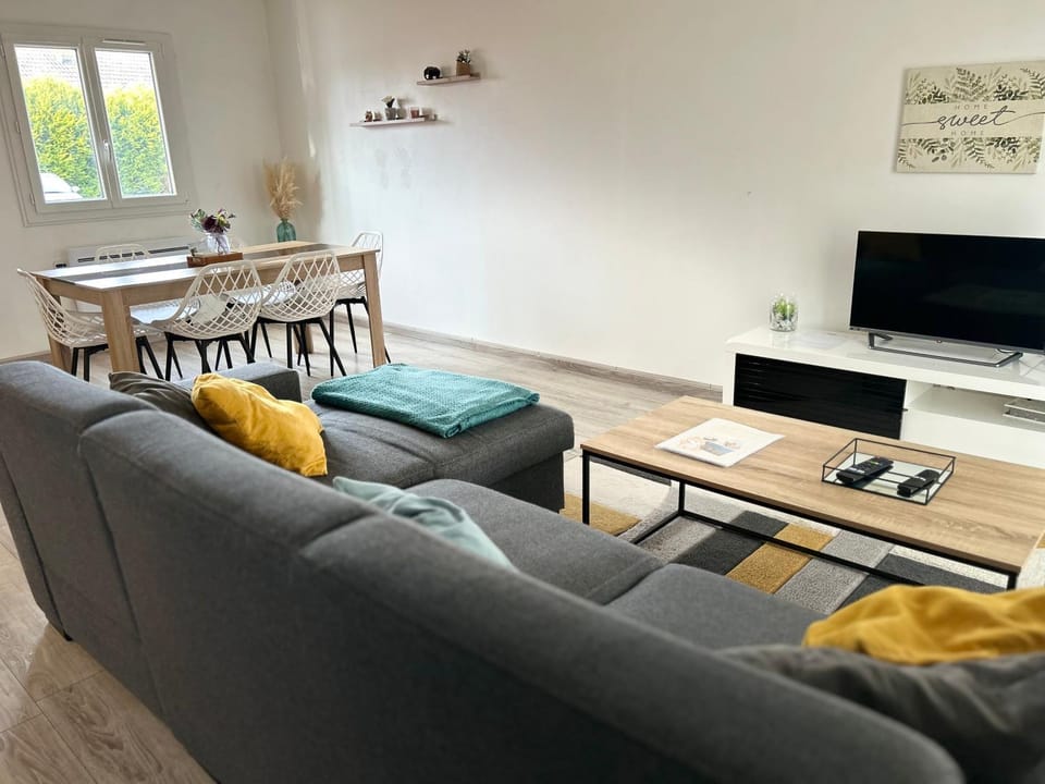 Maison Mitoyenne avec cour + parking Apartment in Bourgogne-Franche-Comté