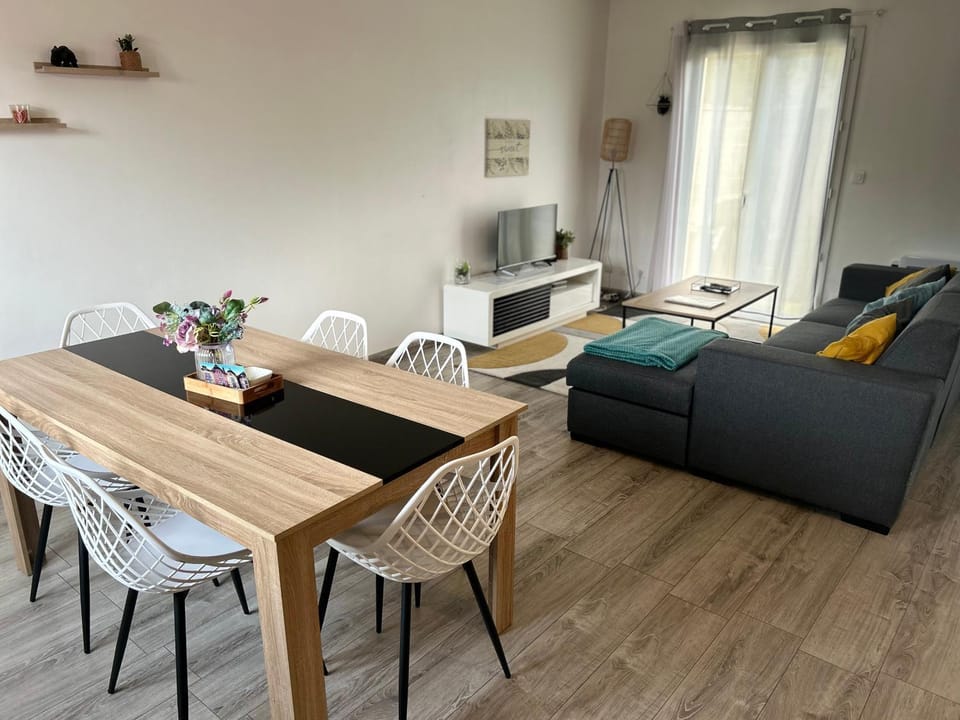 Maison Mitoyenne avec cour + parking Apartment in Bourgogne-Franche-Comté