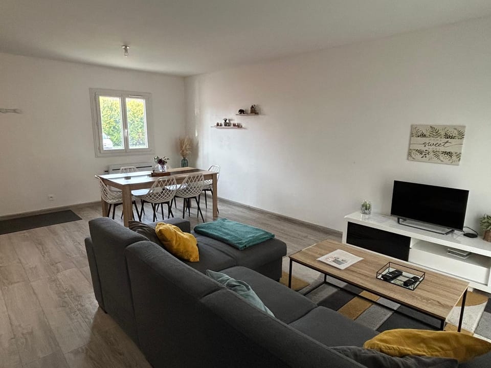 Maison Mitoyenne avec cour + parking Apartment in Bourgogne-Franche-Comté