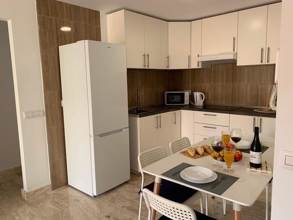 Kitchen or kitchenette, Food and drinks, Dining area, minibar, stove