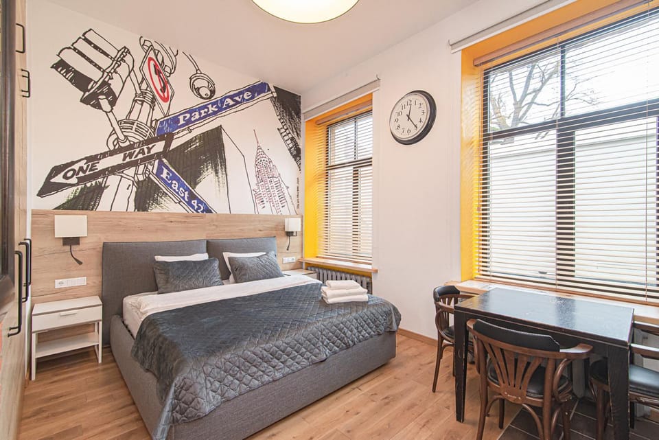 Bed, Seating area