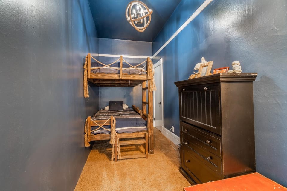 Bedroom, bunk bed