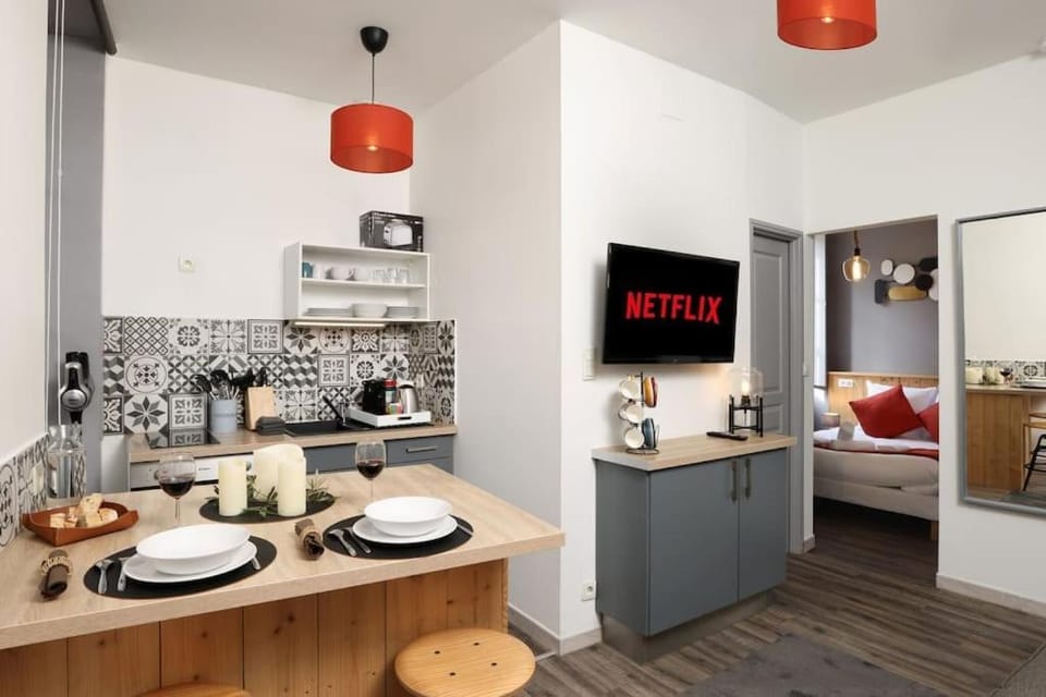 TV and multimedia, Coffee/tea facilities, Kitchen or kitchenette, Photo of the whole room, Dining area, oven, stove