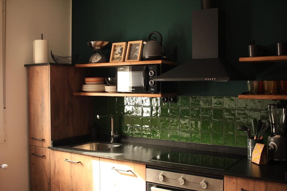 Kitchen or kitchenette, minibar, stove