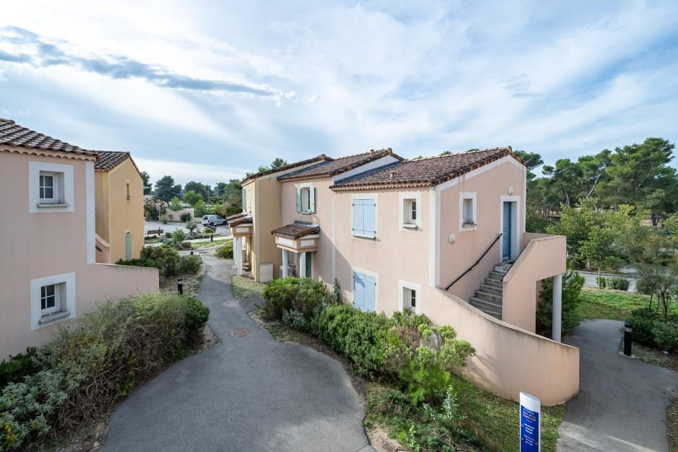 Property building, Neighbourhood