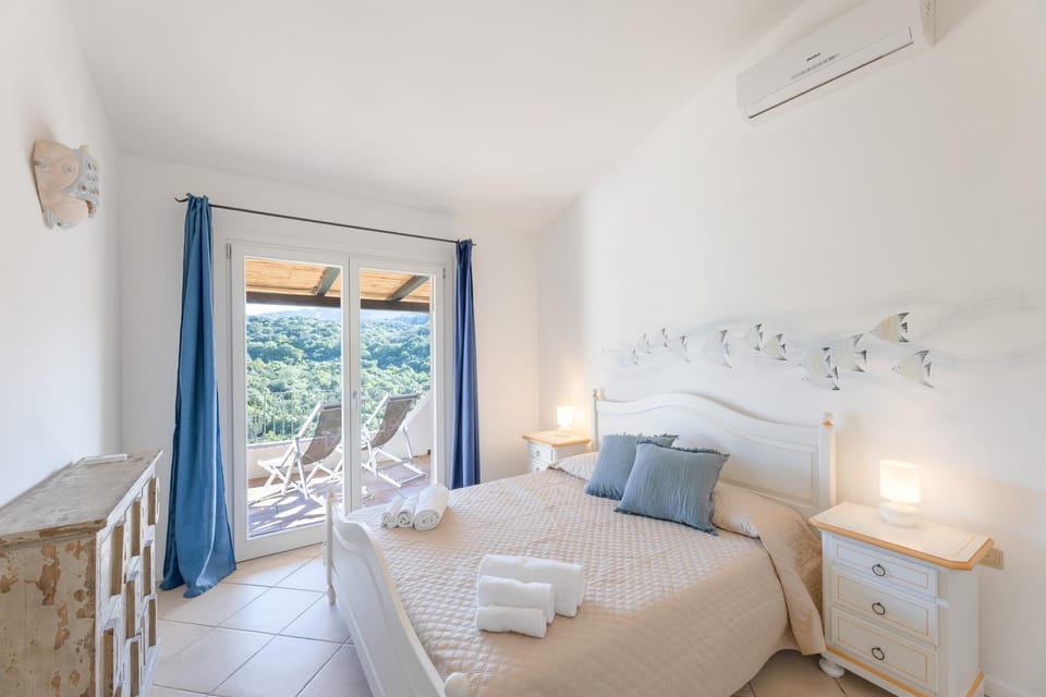 Bed, Photo of the whole room, Bedroom, towels, air conditioner