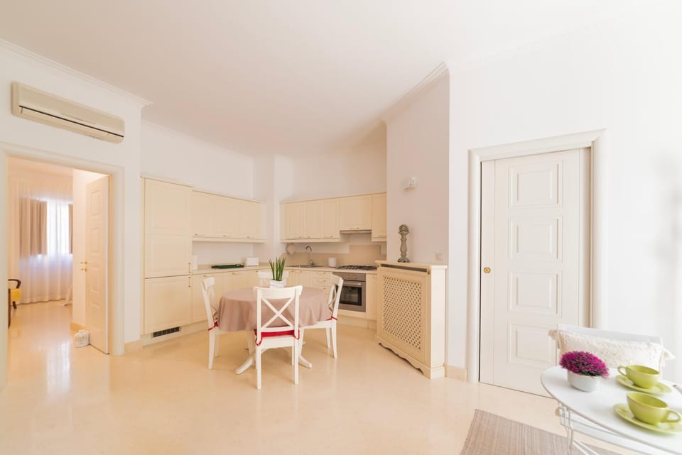 Kitchen or kitchenette, Living room, Seating area, Dining area, oven, stove