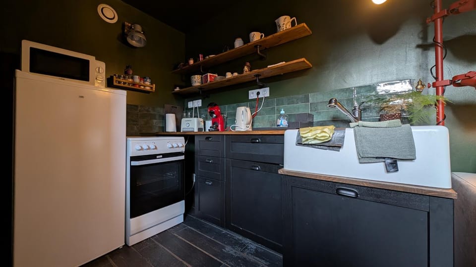 Coffee/tea facilities, microwave, oven, stove, toaster, kitchen