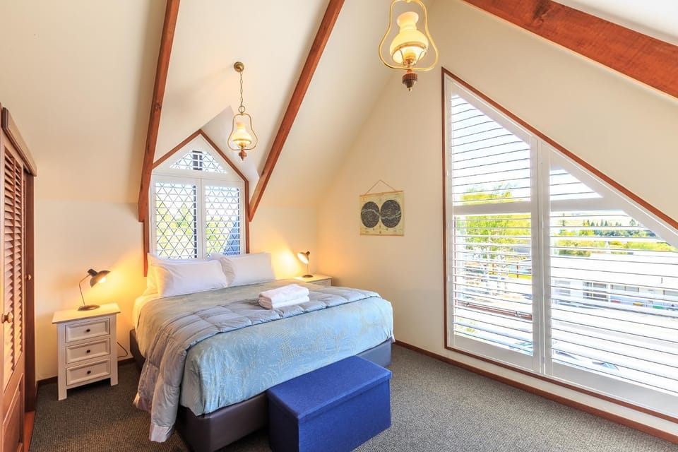 Bedroom, Lake view