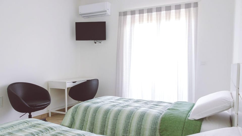 Bed, TV and multimedia, Photo of the whole room, Bedroom, hair dresser, air conditioner