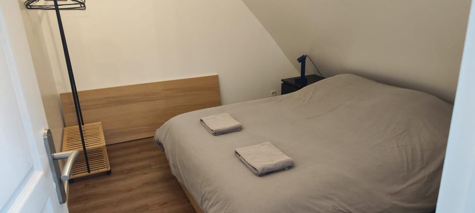 Bed, Bedroom, towels