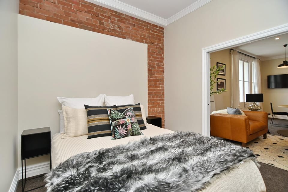 Bed, TV and multimedia, Living room, Seating area, Bedroom
