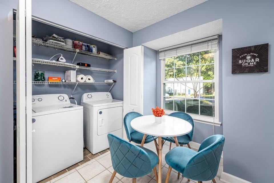 Cozy End Unit Townhouse 1 Mile from Downtown Cary House in Cedar Fork